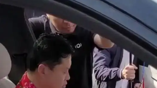 重庆“卤鹅哥”获家乡车企赠车