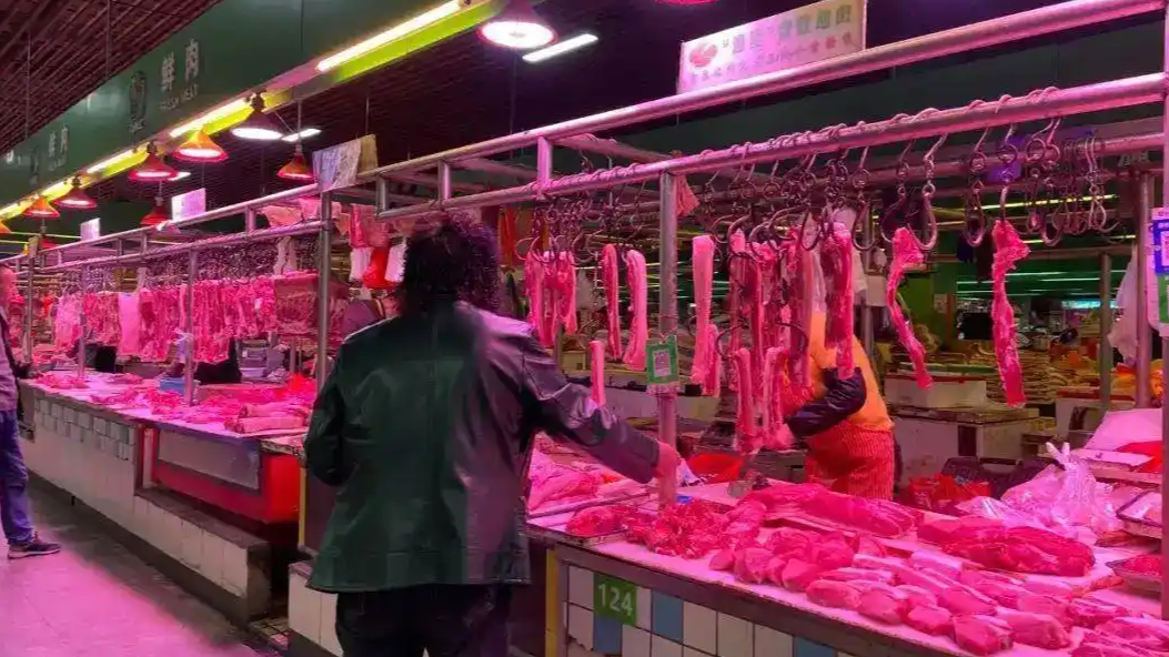 浙江一摊贩与顾客起争执竟直接扔刀