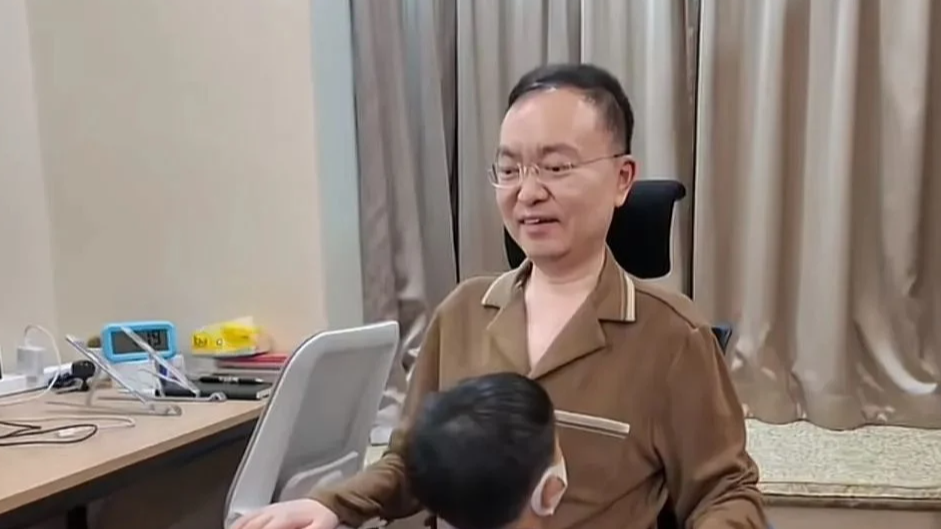 蔡磊用眼控仪和儿子交流围棋水平