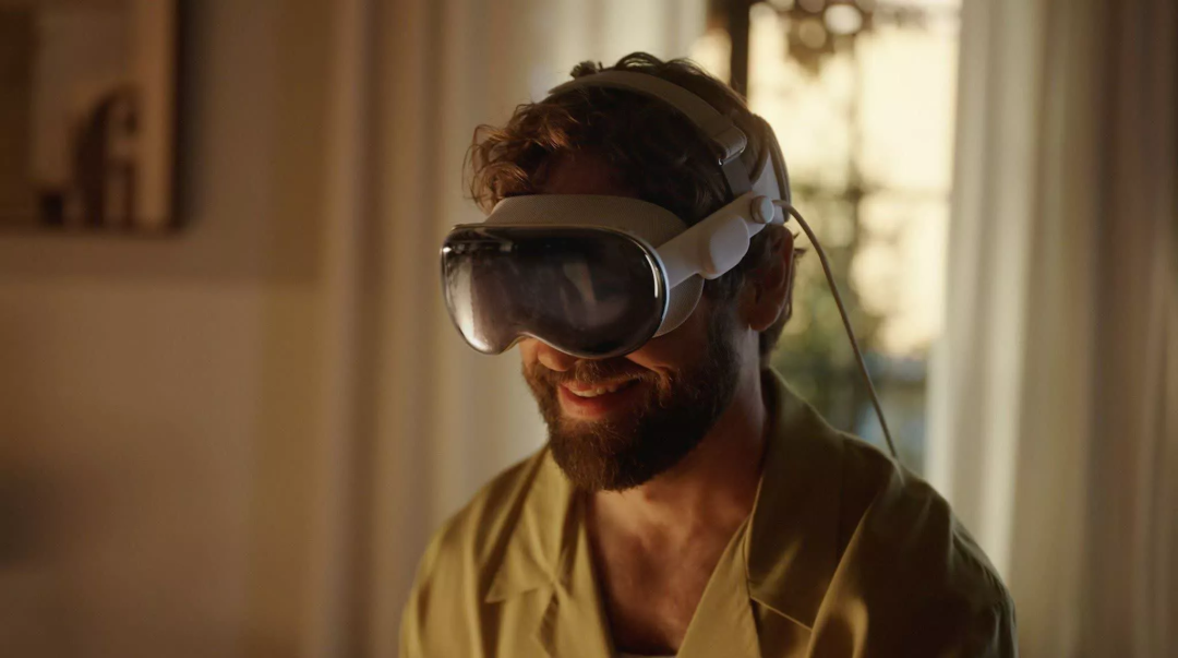 “2.5万元就买了个摆设？”Vision Pro用户一年后集体后悔：吃灰、脖子疼、卖不掉!
