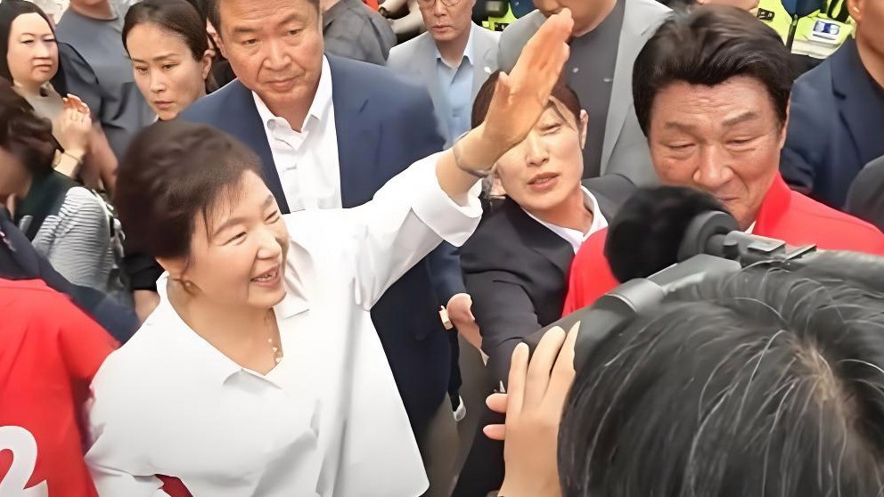 朴槿惠带女保镖逛菜市场