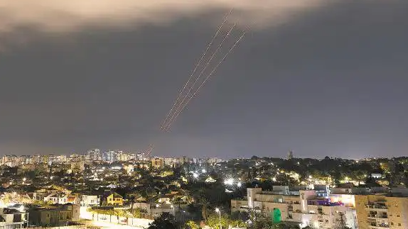 以军称对伊防空系统发动大规模空袭