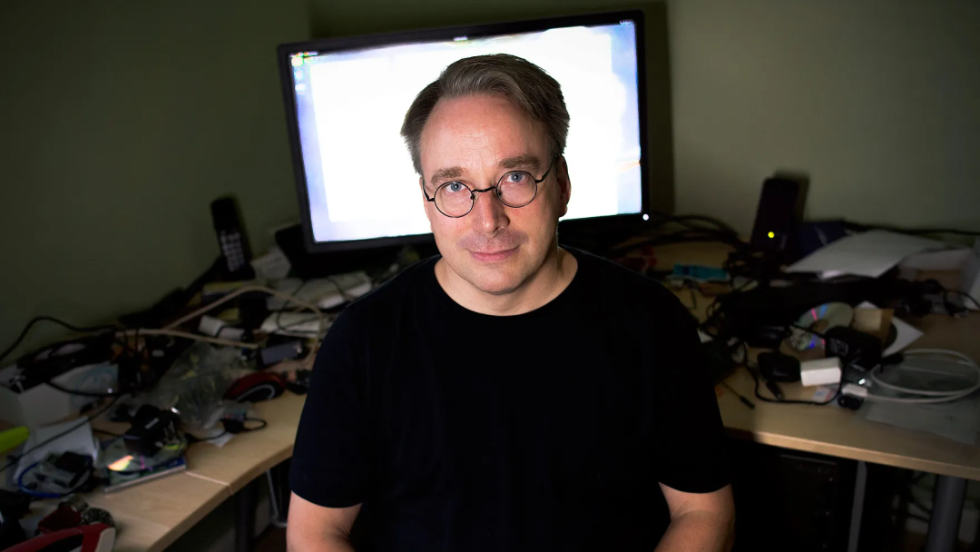 调Bug时突遇黑屏，Linux之父「怀旧装备」意外曝光：“2025年了，Linus还在用8年前的显卡？”