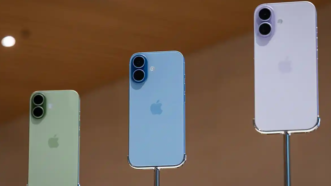 iPhone17发售现场秒变交易市场