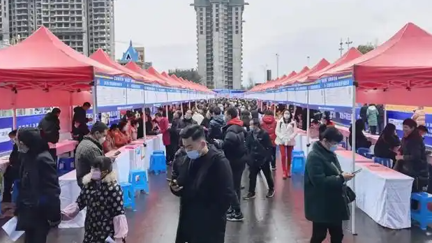 新华社:为打破35岁上限招聘规则叫好
