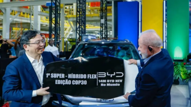 巴西总统卢拉牵起王传福的手