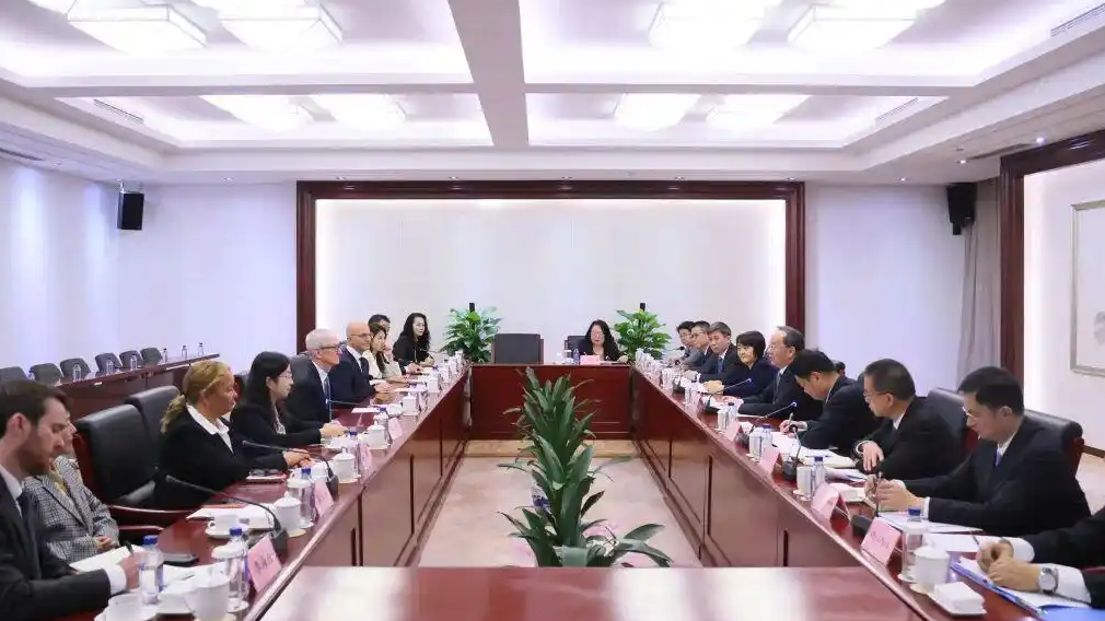 工信部部长李乐成会见苹果CEO库克