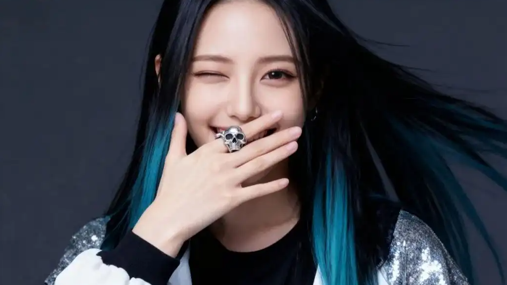 一个流量女歌手和她的幕后操控者