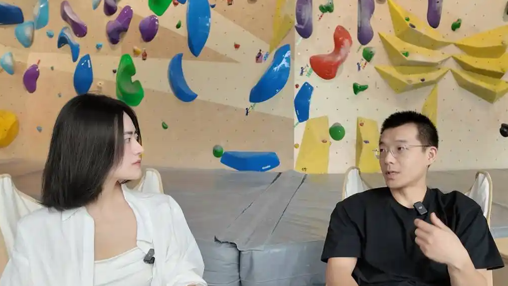 攀岩悄悄破圈 打工人排队“上墙”