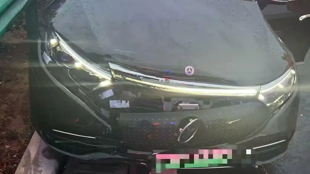 女子67万奔驰被撞毁保险仅赔24万