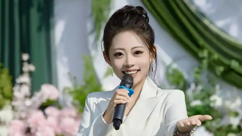 年轻人爆改登味婚礼从换女主持开始