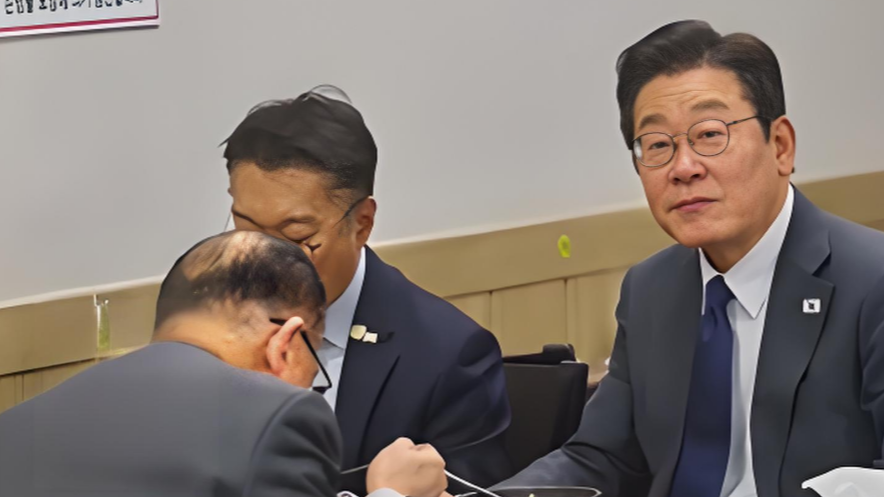 李在明穿西装下馆子喝猪杂汤