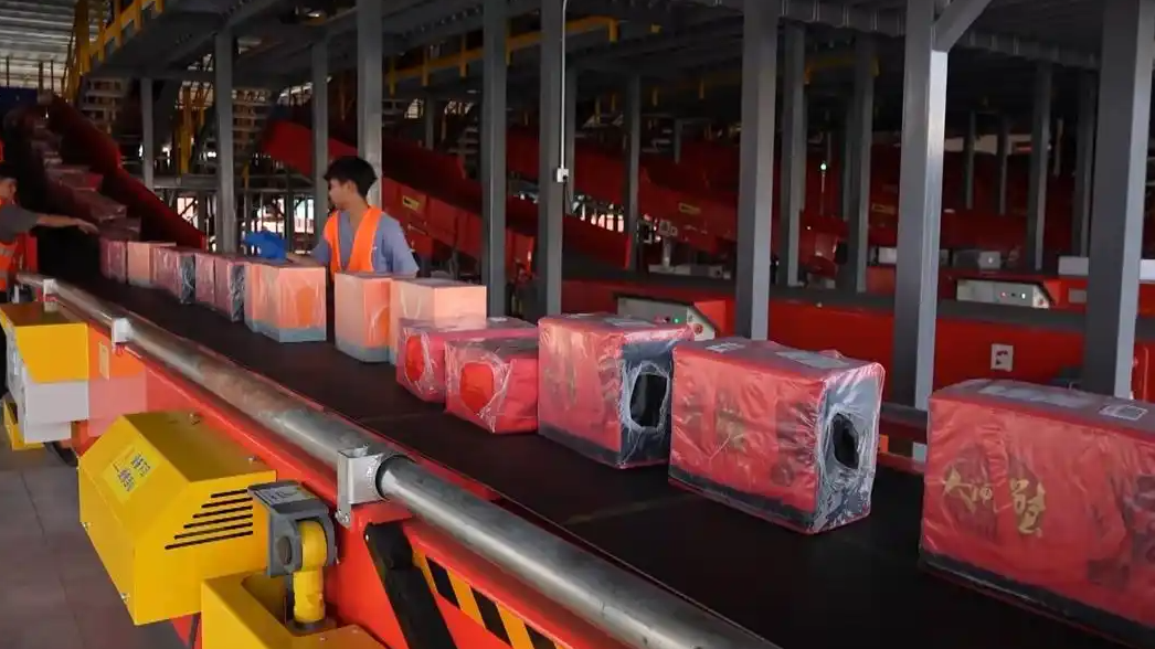 大闸蟹坐“头等舱”24小时飞抵餐桌