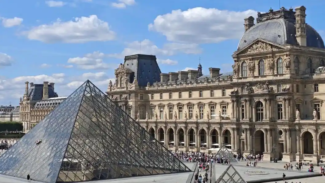 卢浮宫馆长辞职被拒