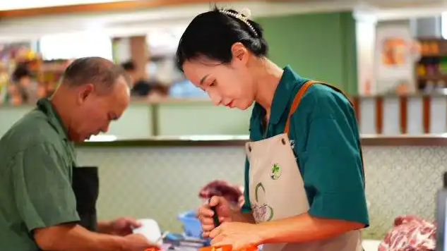 商务英语专业本科生在菜市场卖猪肉