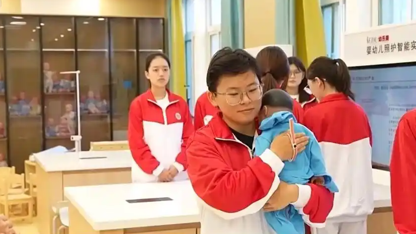 多所高校正在培养带娃专家