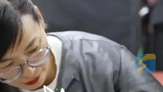 体育老师苦练技术为学生免费理发