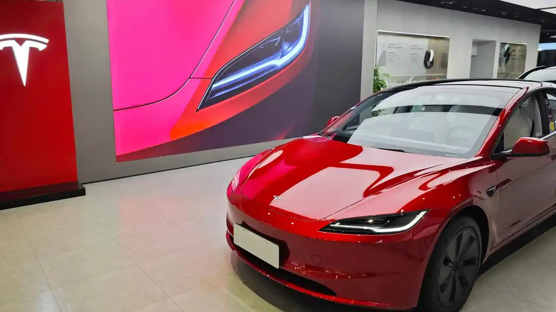 美国一特斯拉打不开车门 5人被烧死