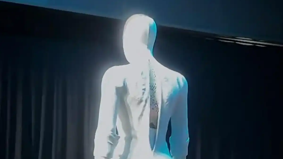 女性人形机器人里藏真人？何小鹏回应