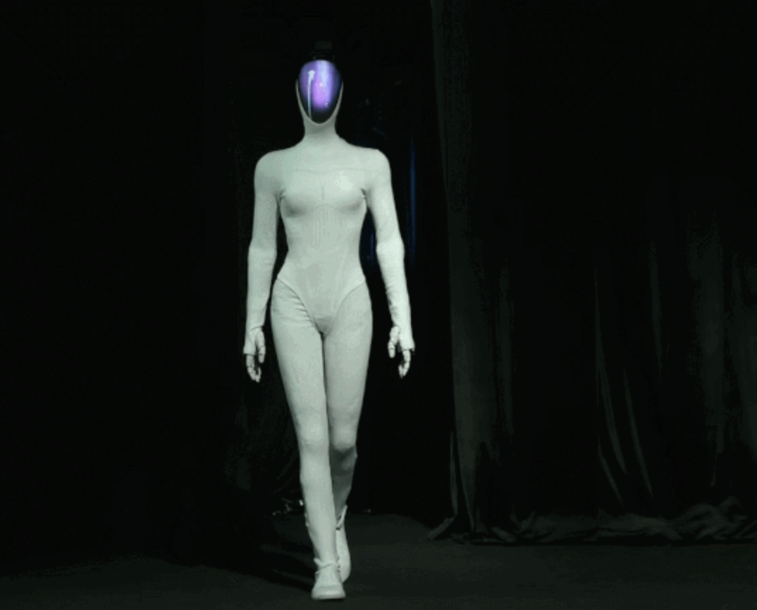 一整晚，全网都在猜IRON是不是“真人”？何小鹏发布一镜到底视频，直接“扒皮”自证！