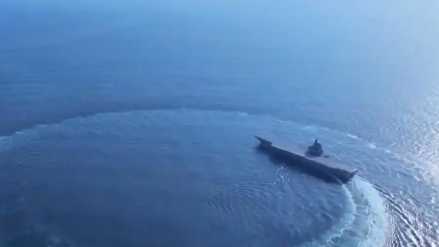 如何感受福建舰有多大？开到你眼前