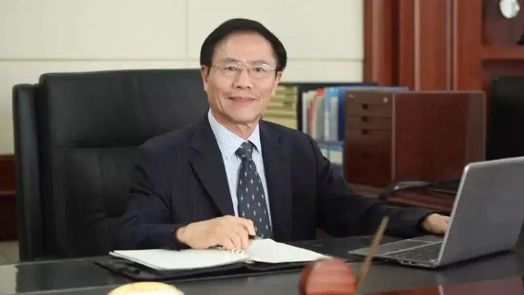 82岁富豪拟隐退 近25亿元股票分两女