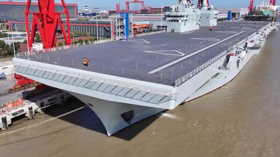 海军四川舰开展首次航行试验