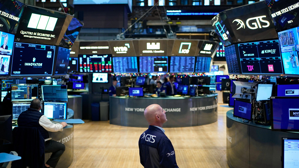 美股三大股指集体低开 特斯拉跌超3%