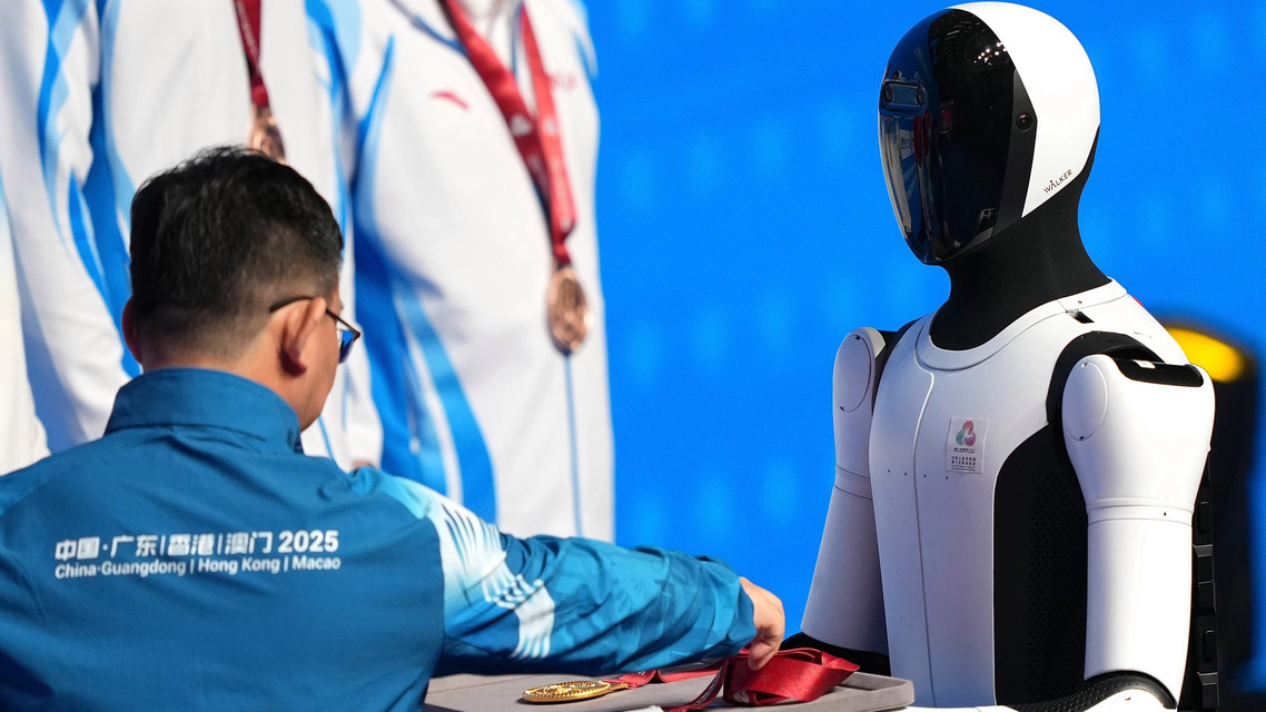 人形机器人亮相全运会拳击颁奖仪式