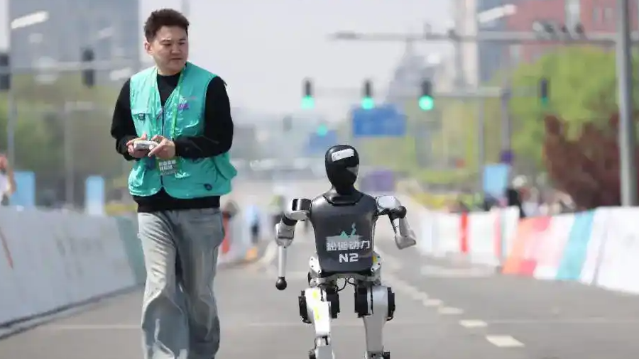 人形机器人卖出手机价