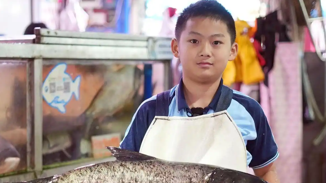 佛山秋假“鱼档少年”刮鱼鳞走红