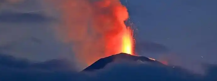 堪察加半岛一火山喷发 灰柱1万米高