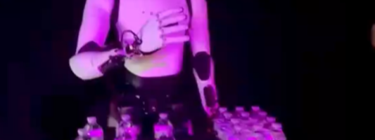 特斯拉机器人摔倒疑似“露馅”