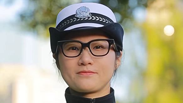 交警新装备：AI眼镜一眼看透车辆信息