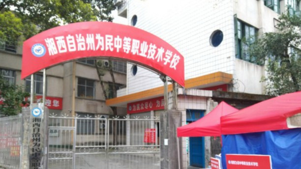 学校通报“宿管摔死学生小猫”