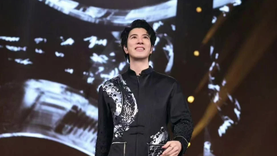 王力宏演唱会上机器人伴舞秀空翻