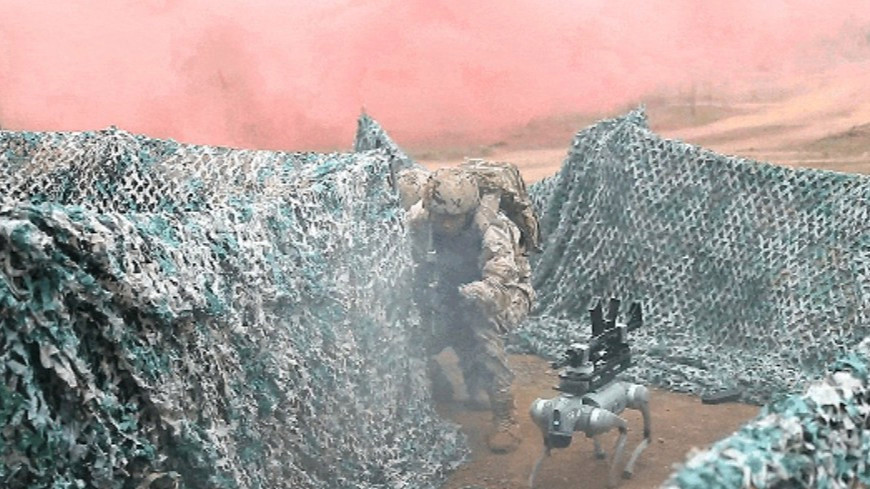 又见大场面！无人机、机器狗硬核出击