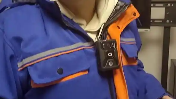 热力人员戴警徽记录仪入户 公司回应