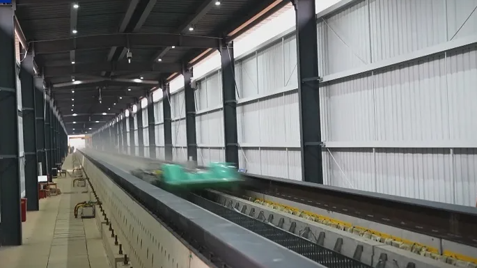 中国磁悬浮试验车时速700公里破纪录