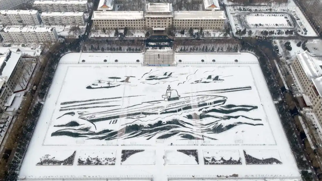 哈工程千余师生操场雪绘航母福建舰