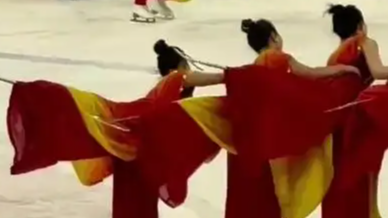 哈体院学生踩高跷冰鞋跳舞