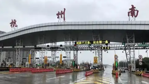 收费员为货车司机垫付10多万过路费