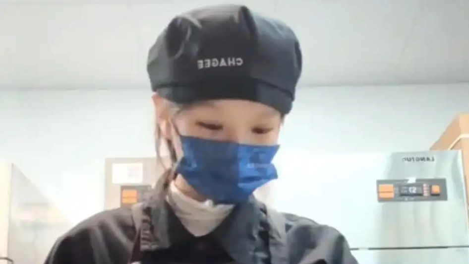 “手打奶茶”引争议 霸王茶姬回应