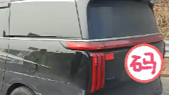 司机撞上护栏 称以为车子在“智驾”