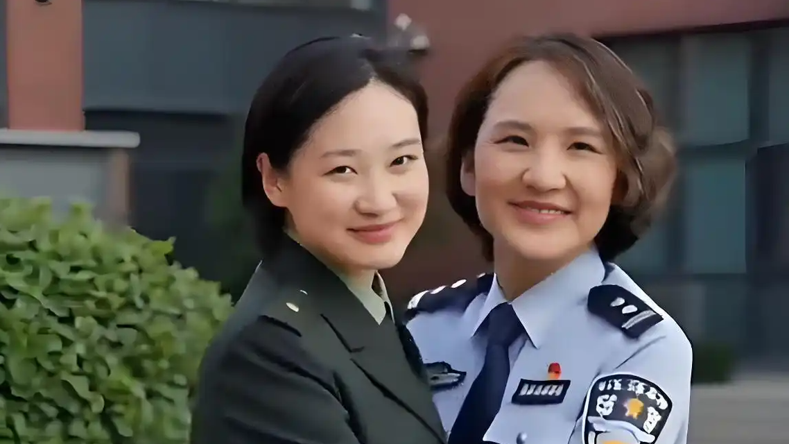 当老警察遇到年轻的自己