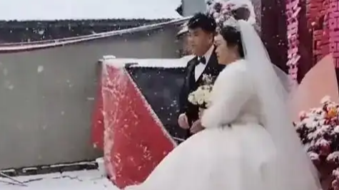 河南暴雪婚礼宾客雪中吃席