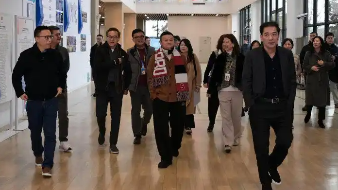 马云现身杭州云谷学校