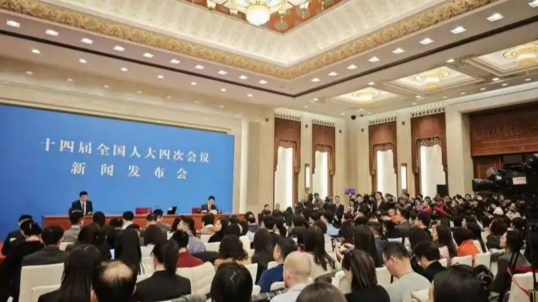 娄勤俭称春晚机器人的表现很震撼