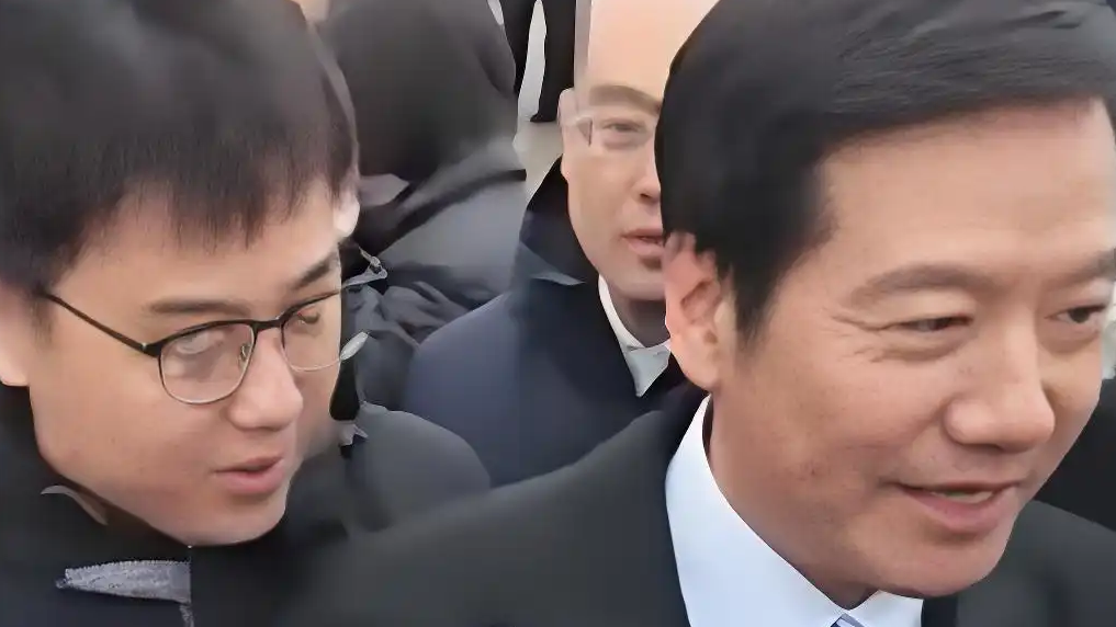 雷军又被“包围”了