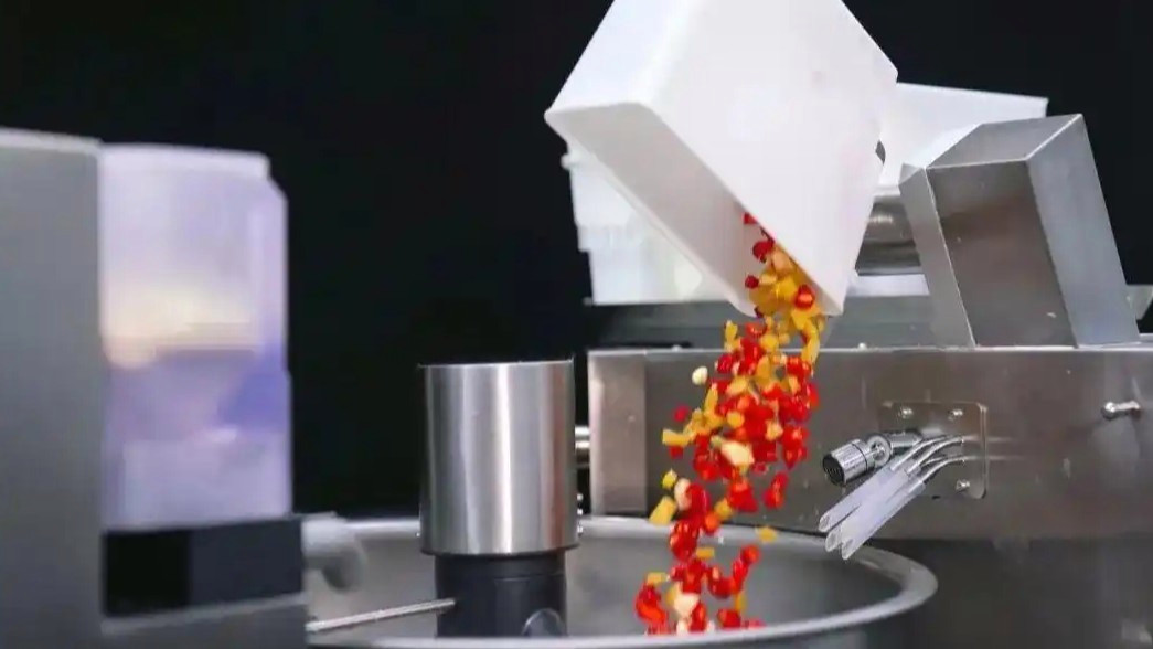 社区食堂引入2台6万元的炒菜机器人